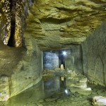 В этом месте во время добычи камня шахтеры обнаружили природную пещеру которой около 5 миллионов лет.